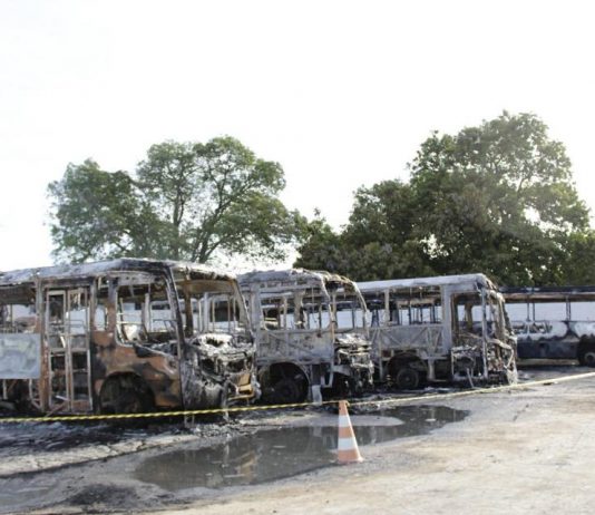 Prefeito lamenta incêndio de transportes escolares e pede audiências urgentes com governador e ministro da Educação