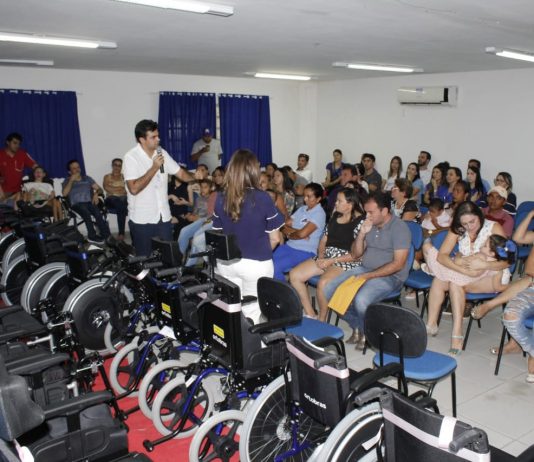 Prefeito de São Bento entrega 19 cadeiras de rodas para crianças e adolescentes
