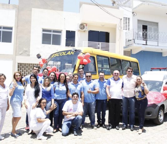 Prefeito de São Bento entrega mais uma ambulância e um ônibus escolar à população