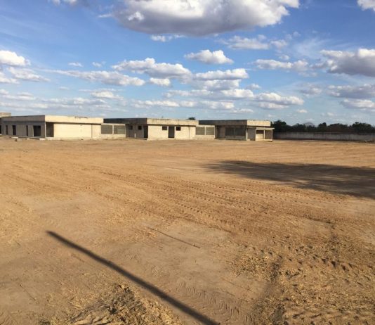 Prefeitura de São Bento realiza limpeza em terreno de hospital, visando à retomada da obra