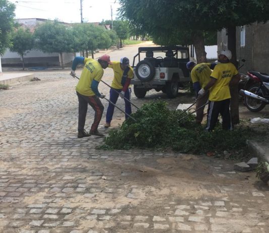 Prefeitura intensifica serviços de limpeza e recolhimento de entulhos em vários bairros da cidade