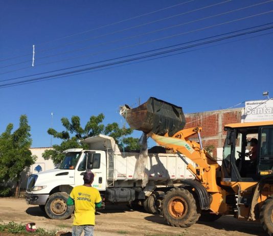 Secretaria de Infraestrutura realiza serviços de limpeza no bairro Loteamento Portal