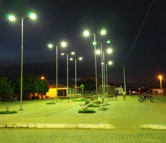 Prefeitura de São Bento executa serviços de reposição de lâmpadas em Praça do bairro São Bentinho