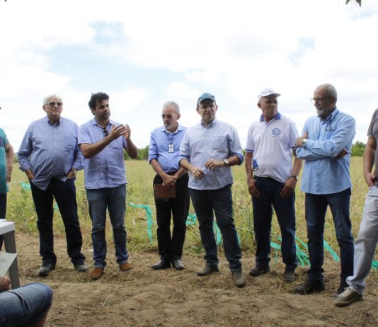 Prefeito de São Bento participa de evento para demonstração do processo produtivo do algodão colorido no Sertão da Paraíba