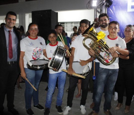 Alunos da Escola Antônio de Souza da Silva recebem instrumentos musicais