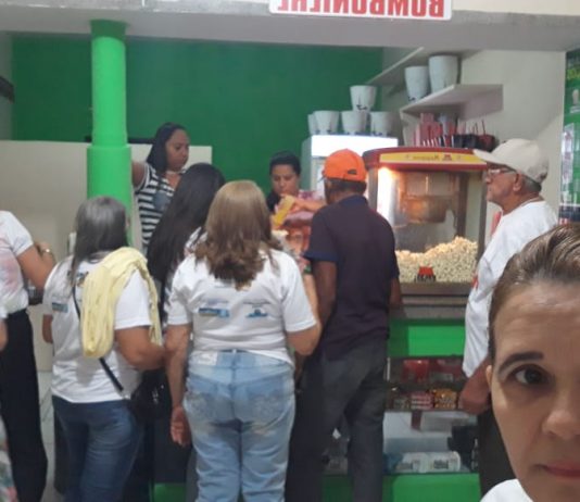 Idosos de São Bento participam de sessão de cinema e são homenageados durante programação alusiva ao Dia do Idoso