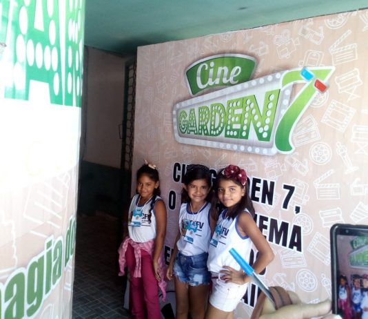 Crianças atendidas em ações sociais participam de passeio turístico e sessão de cinema