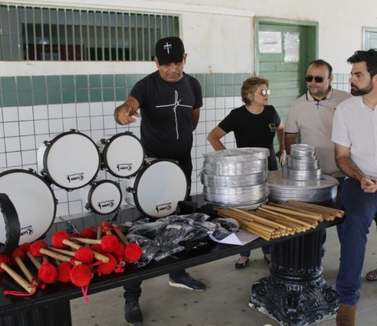 Prefeito Jarques Lúcio entrega instrumentos musicais para alunos da rede municipal de ensino