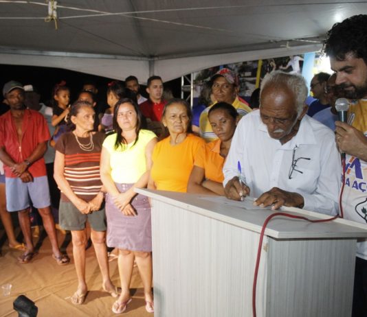 Prefeito Jarques assina ordem de serviço para construção de casas na comunidade Terra Nova