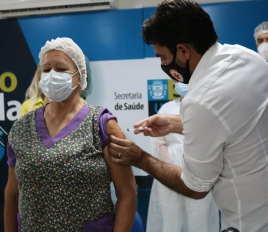 Prefeito de São Bento, Jarques Lúcio, vacina os cinco primeiros profissionais de saúde contra a Covid – 19, na 1ª fase da campanha