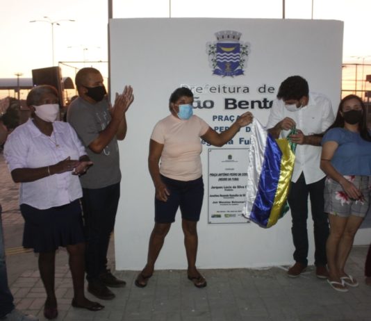 Prefeito de São Bento inaugura Praça no bairro Loteamento Portal