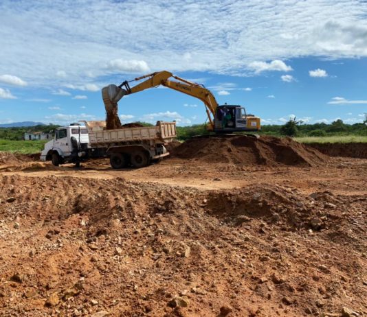 Prefeito de São Bento visita local onde será construída a estação de tratamento de esgoto do município