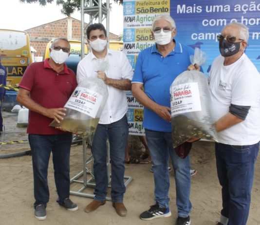 Prefeito de São Bento e Secretário de Agricultura do Estado entregam quase 2 milhões de alevinos a agricultores da região do Médio Piranhas