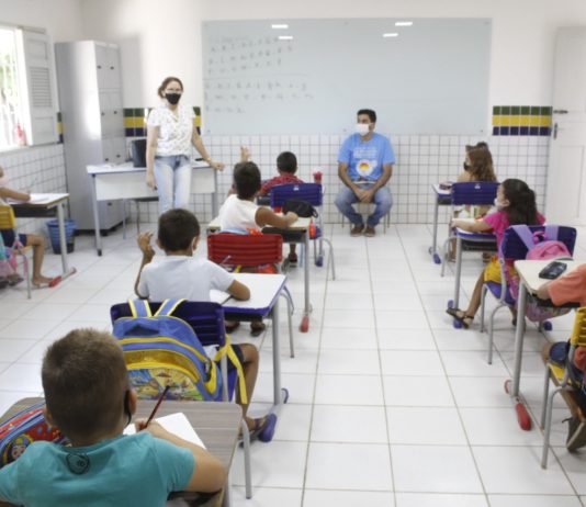 Prefeito de São Bento visita escolas da zona rural e urbana, no retorno das aulas presenciais do município, nesta quarta-feira (01)
