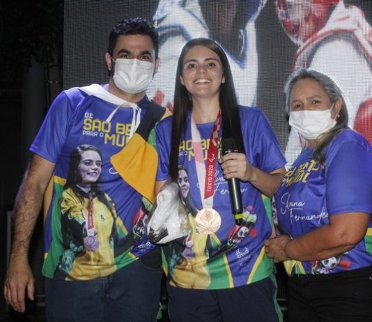 Prefeito Jarques Lúcio recepciona medalhista Silvana Fernandes, no retorno a São Bento, após conquista do Bronze em Tóquio