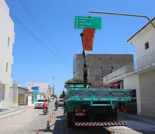 Prefeitura de São Bento instala placas de sinalização indicativa de trânsito para locais de cargas e descargas