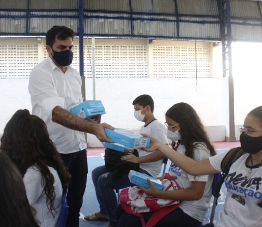 Estudantes do Fundamental I e II da Rede Municipal de Ensino de São Bento são contemplados com tablets para auxílio nas tarefas escolares