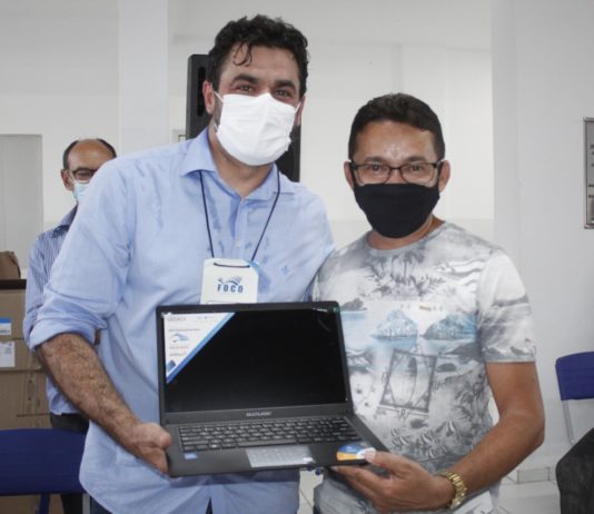 Prefeito de São Bento anuncia reajuste de 36% para professores e entrega Notebooks à categoria