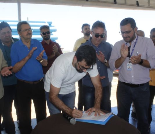 Ao lado de diretor da CAGEPA, prefeito Jarques Lúcio assina ordem de serviço para obra de abastecimento ‘d’água de três bairros e áreas adjacentes