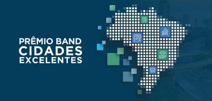 Texto contendo Prêmio Band Cidades Excelentes ao lado de um mapa do Brasil estilizado que é a logo do prêmio