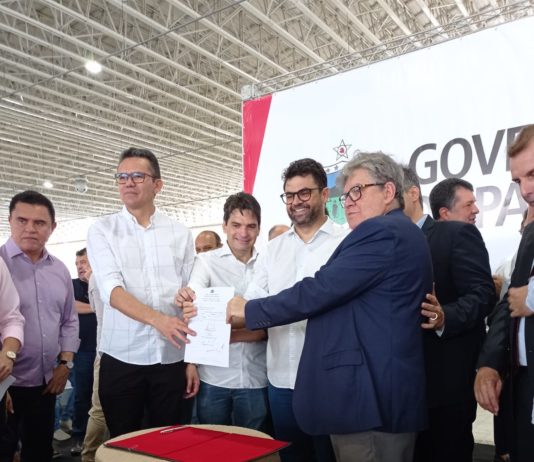 Prefeito de São Bento agradece ao governador João Azevêdo pela entrega de mais um transporte escolar para o município