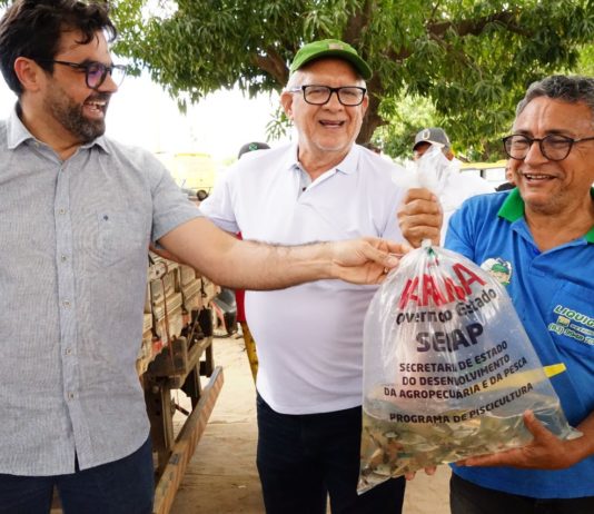 Prefeitura de São Bento entrega mais de cem mil alevinos a produtores rurais do município, nesta sexta-feira (11)
