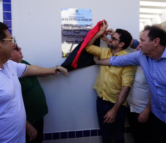Ao lado do prefeito Jarques Lúcio, governador João Azevêdo inaugura obra, inspeciona outras e assina ordem de serviço em São Bento