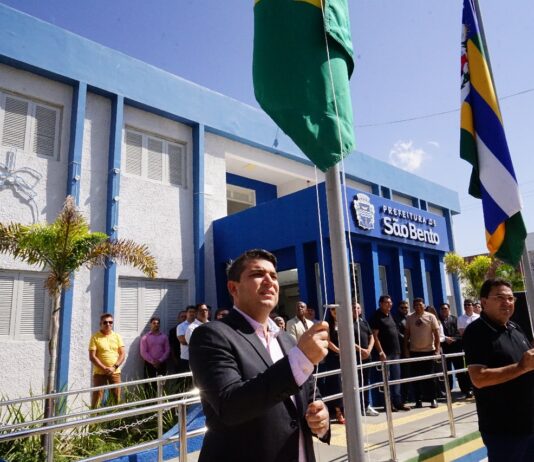 Novo prefeito de São Bento, Gerfeson Carnaúba, participa de Cerimônia de Hasteamento dos Pavilhões no Paço Municipal