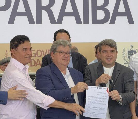 Prefeito de São Bento recebe ônibus escolar para reforçar o transporte de estudantes na Terra da Rede