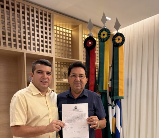 Prefeito de São Bento, Gerfeson Carnaúba, transfere, temporariamente, o cargo ao vice-prefeito Francisco Crente