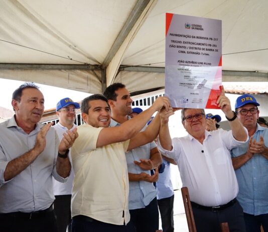 Prefeito de São Bento, Gerfeson Carnaúba, acompanha governador João Azevêdo, na inauguração do asfalto da estrada que dá acesso à Barra de Cima