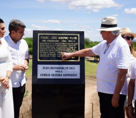 Placa original da Ponte João Agripino é reinstalada em ato simbólico com presença da Família Silveira e autoridades